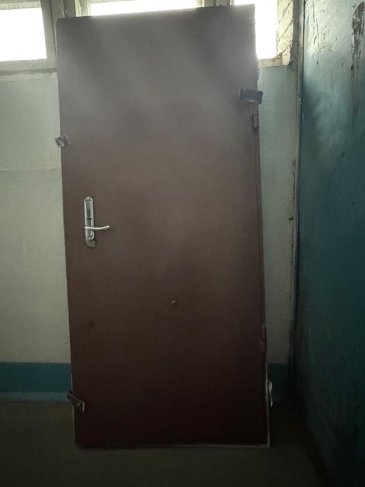 Продам металлическую дверь.   цена 20 000. Самовывоз