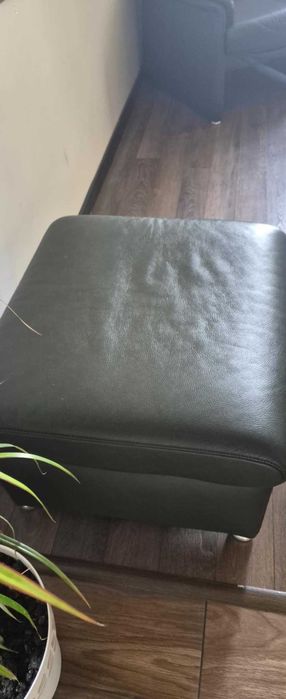 масивна маса от бук, 10 бр. дървени столове с тапицерия.