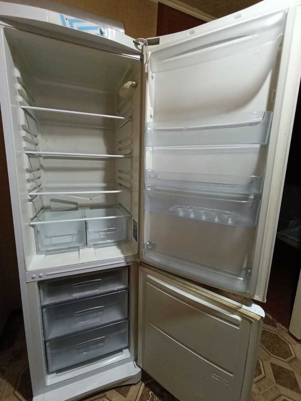Продается холодильник INDESIT объем 339 литров
