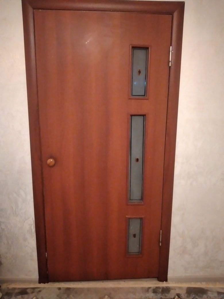 Дверь межкомнатная коричневая б/у 1 штука