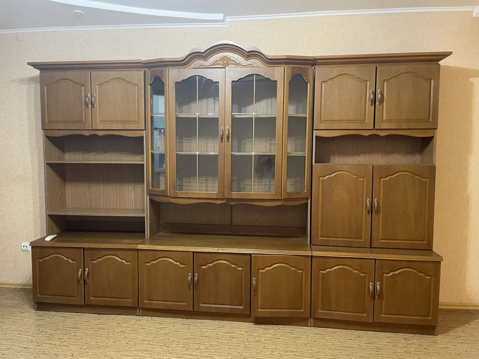 Стенка из натурального дерева