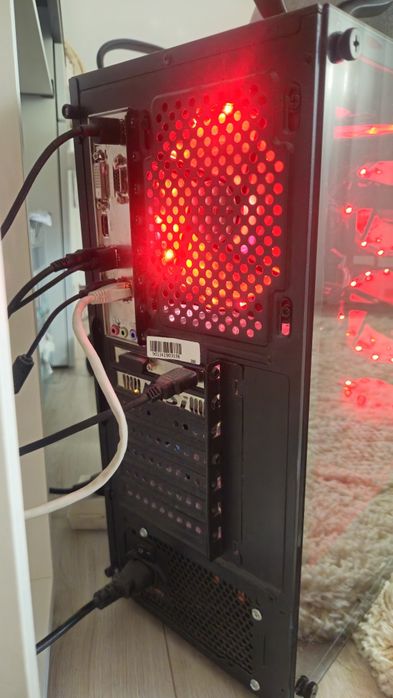 Calculator cu monitor, boxe și tastatură