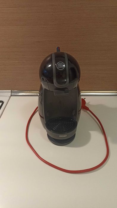 кафе машина с капсули Delonghi dolce gusto piccolo