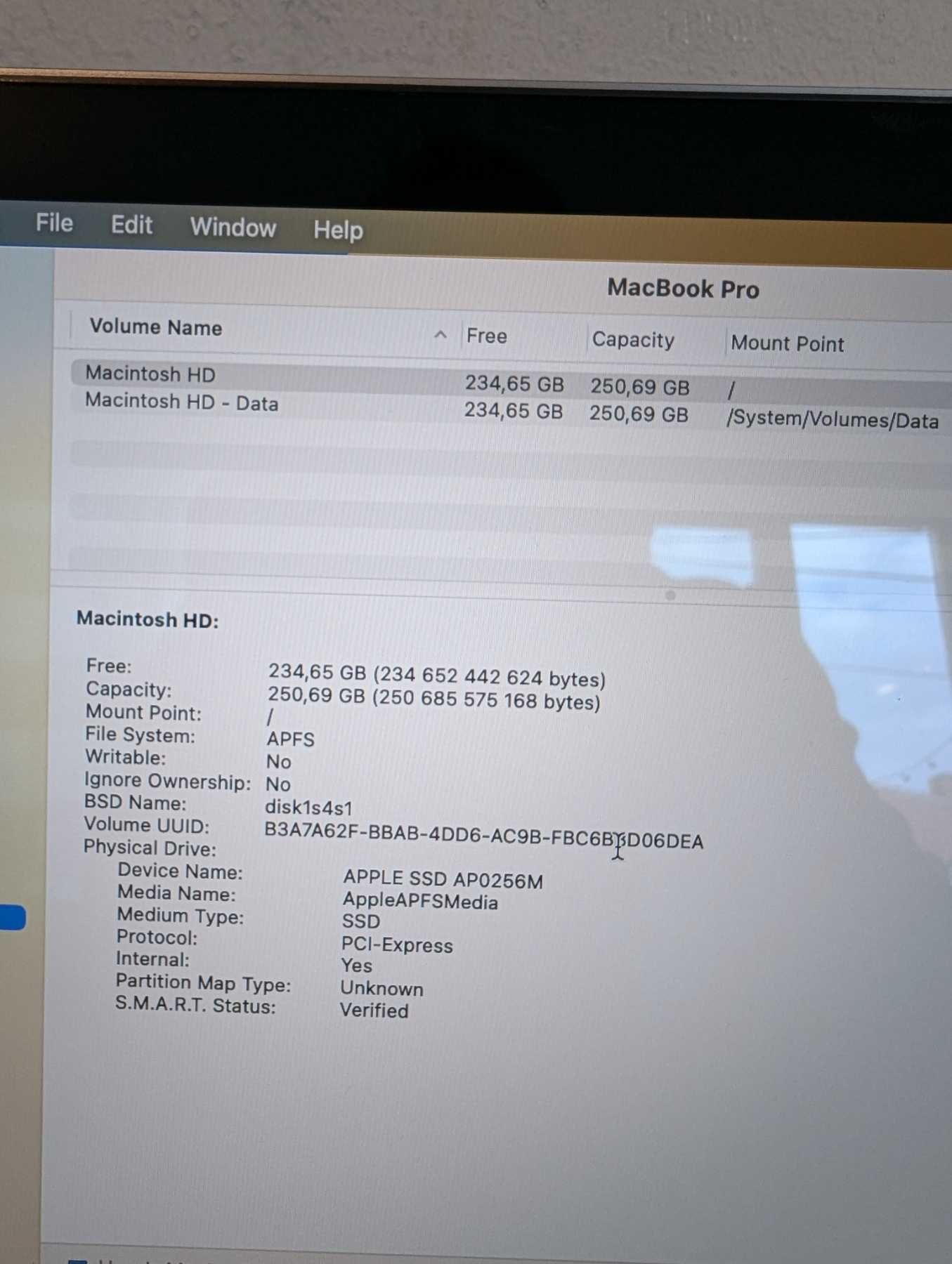 MacBook Pro 2019 6-Core i7 16GB Ram 250GB SSD Radeon 4GB Touchbar