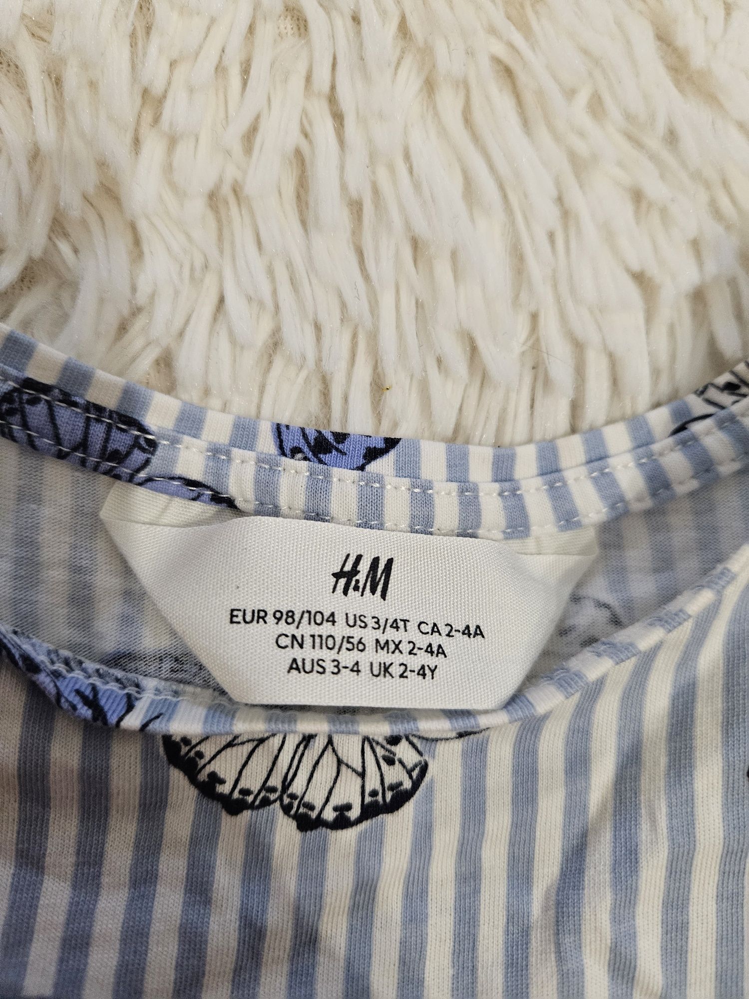 Tricou fluturi
Marimea 98/104
H&M
Stare foarte bună 
10 lei