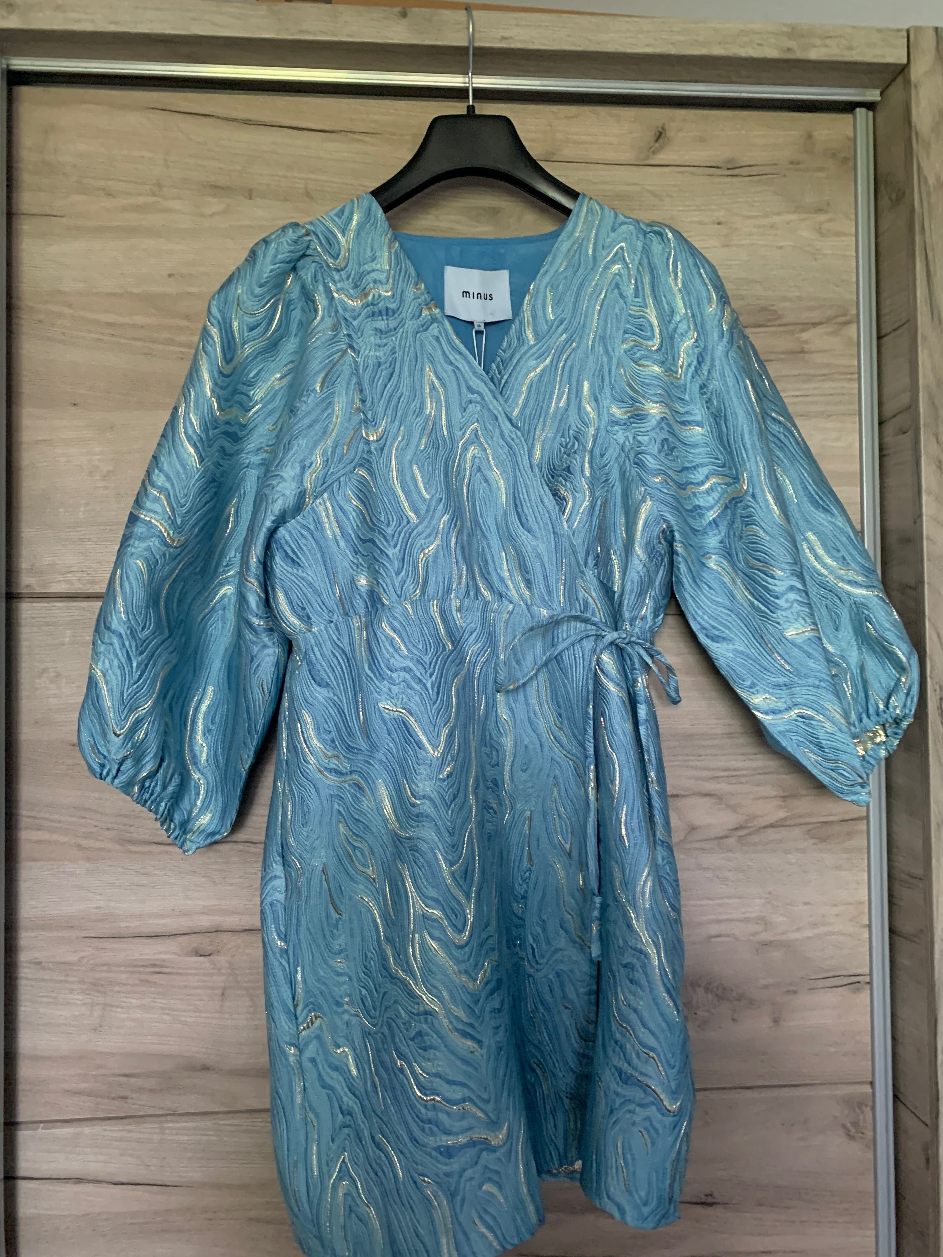 Rochie minus nouă cu eticheta