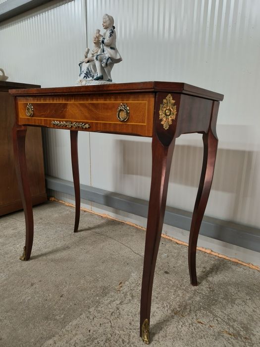 3917 Помощна маса с месингови елементи