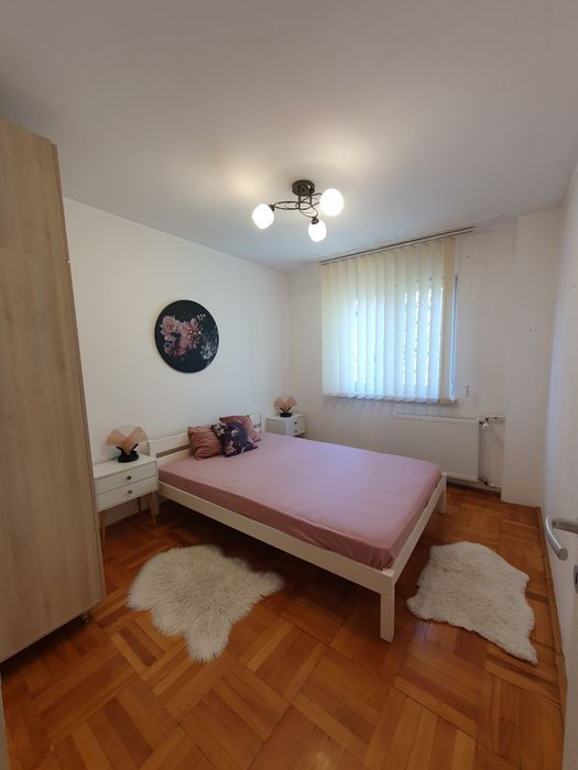 Închiriez apartament  pe Romanilor