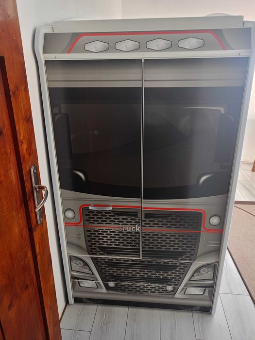 Продавам двуетажен детски креват