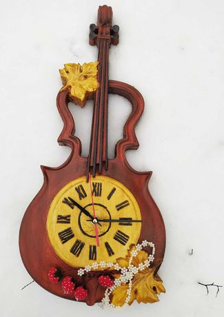 Ceas funcțional tip vioară sculptat în lemn de tei