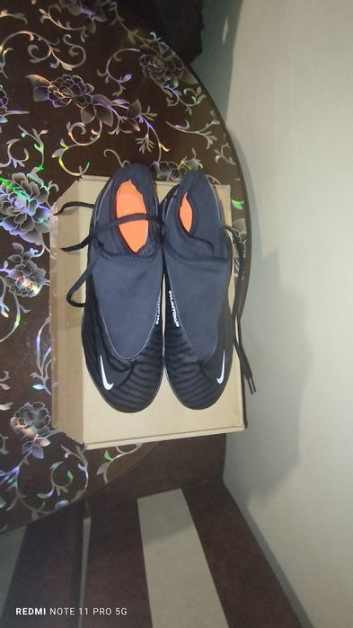 Vand ghete de fotbal Nike phantom