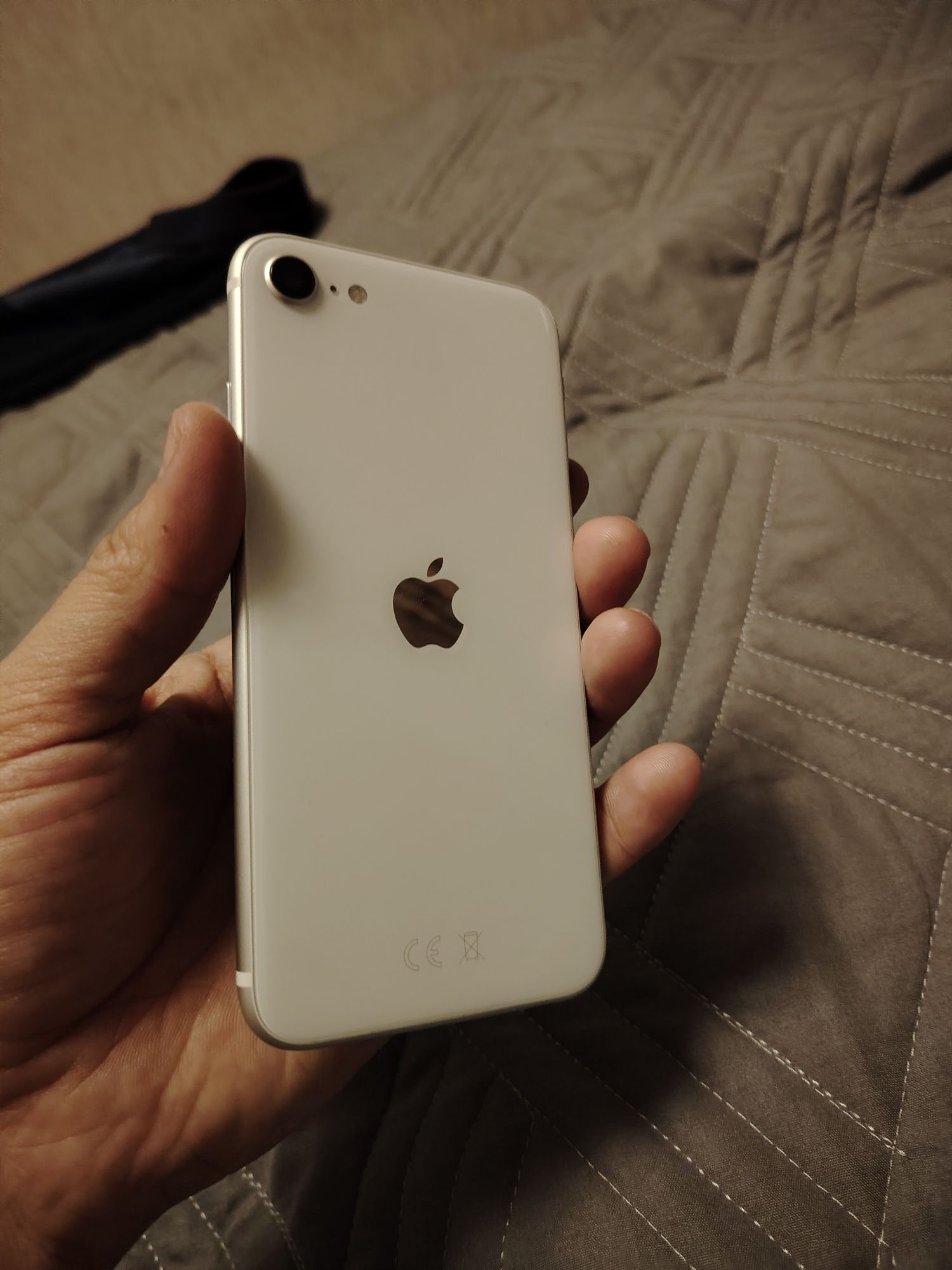 Продам IPhone se 2020