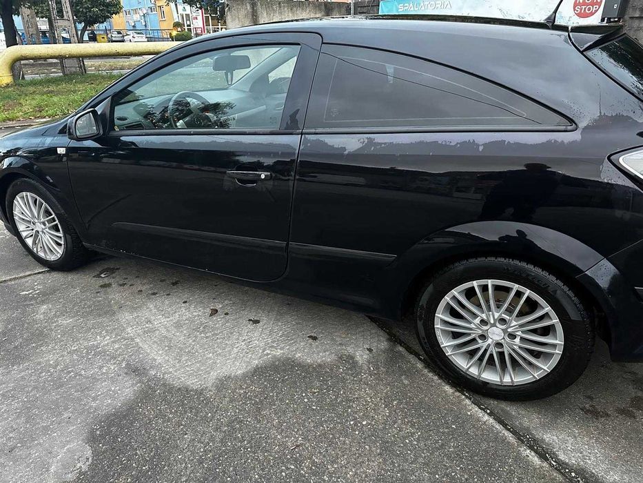 Opel Astra GTC black