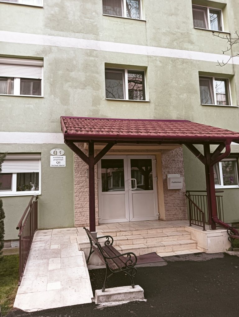 Vind apartament în Sânmartin