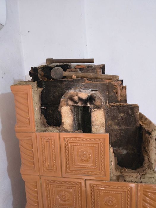 Vând terracottă demontată de pe sobă
