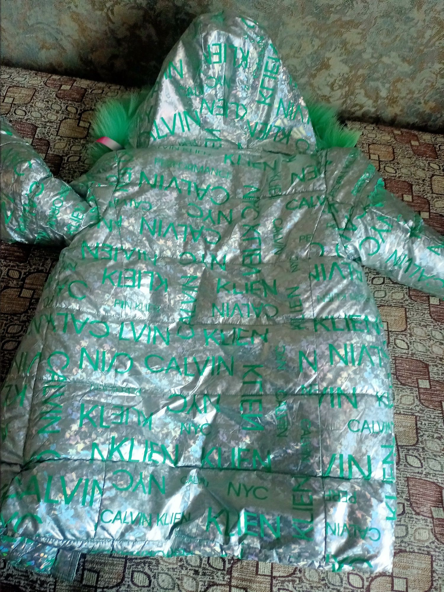 Продам куртку зимнюю на девочку