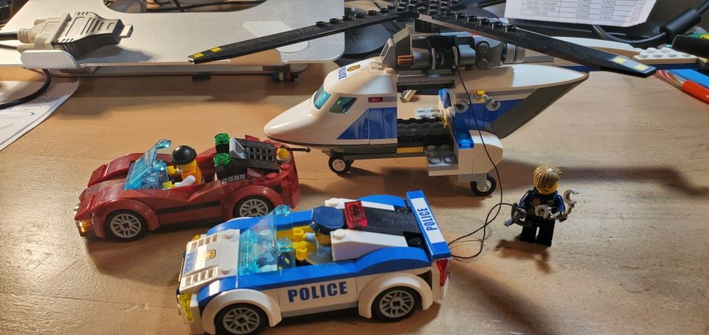 Lego CITY 60138 masina politie + masina hoț + elicopter politie