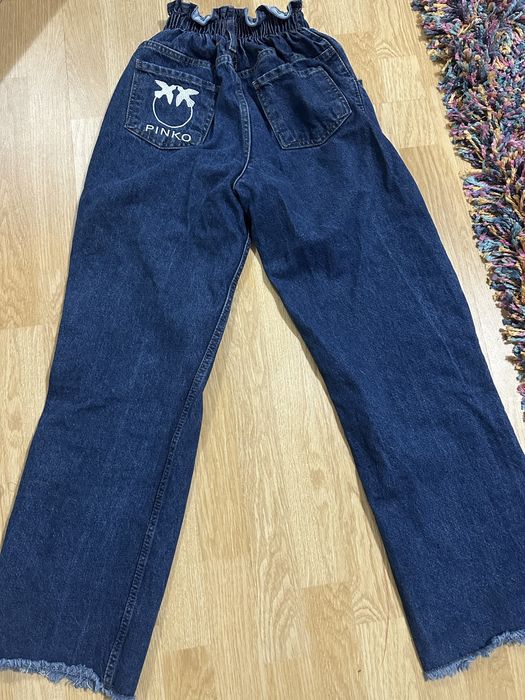 Дънки с ластик в талията.