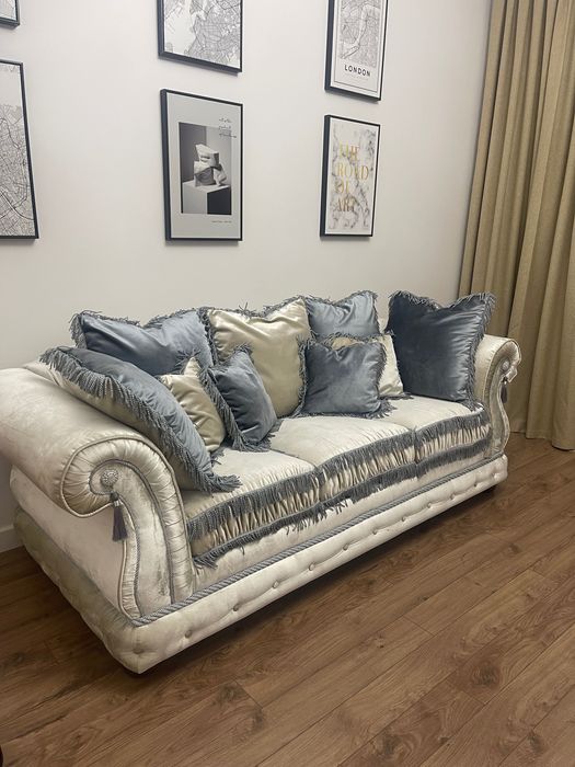 Продаю диван-трансформер.
Год назад сделана новая обивка.