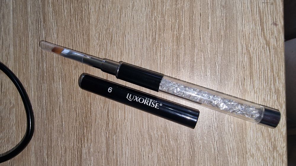 Se vând produse de unghii