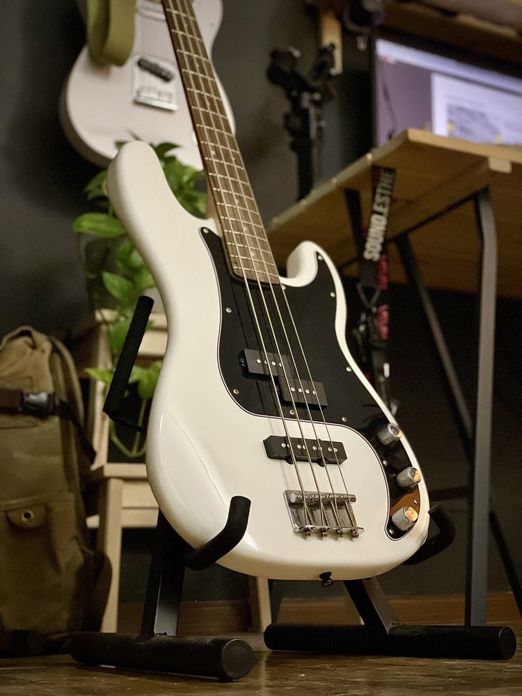 Бас гитара Fender Squier Precision