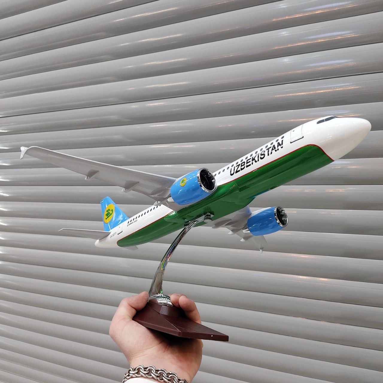 Самолёт офиссная модель: AIRBUS A320 Uzbekistan Airways в ПОДАРОК !