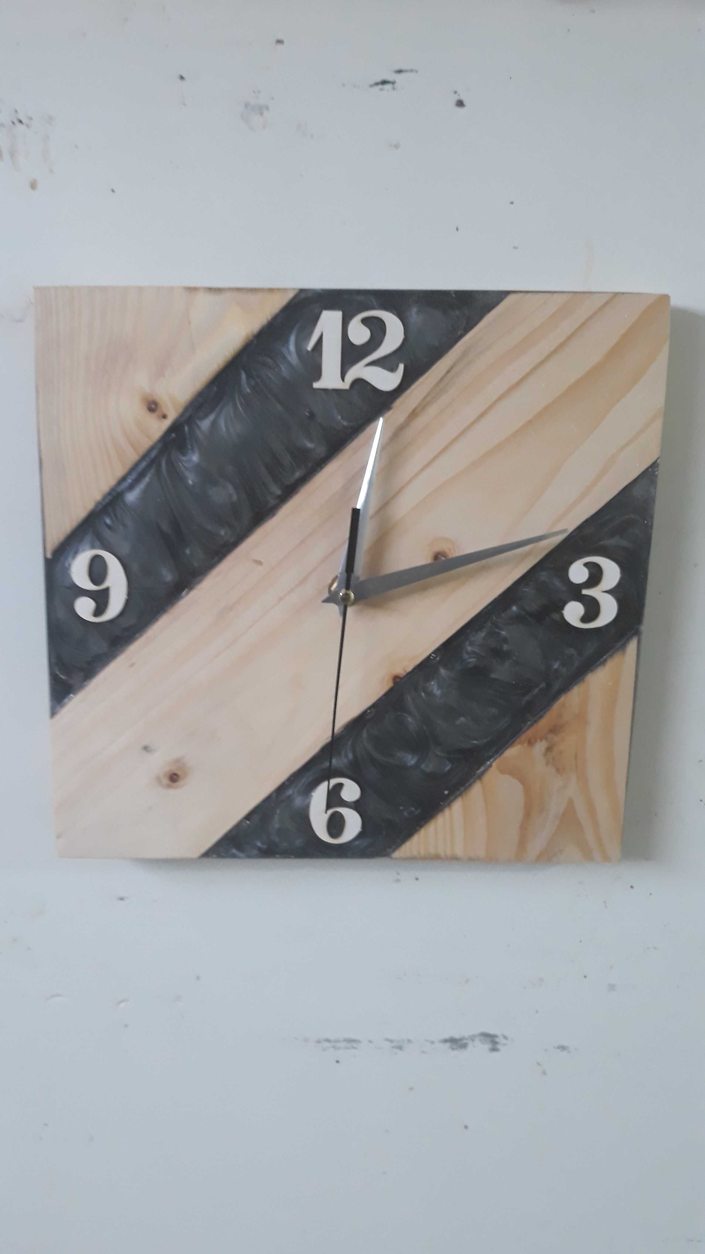 Часовник от дърво и епоксидна смола
