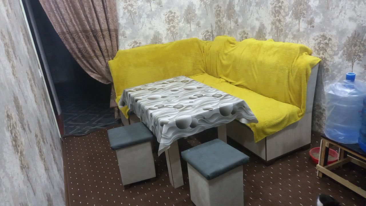 Zamonaviy burchakli oshxona mebeli sotiladi.