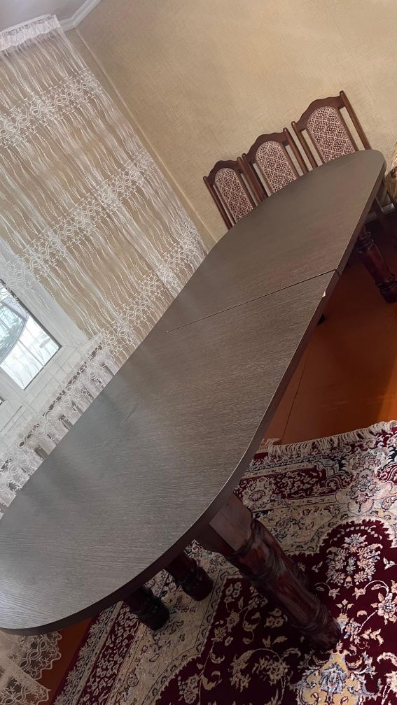 Продам гостинный стол в отличном состояние.
