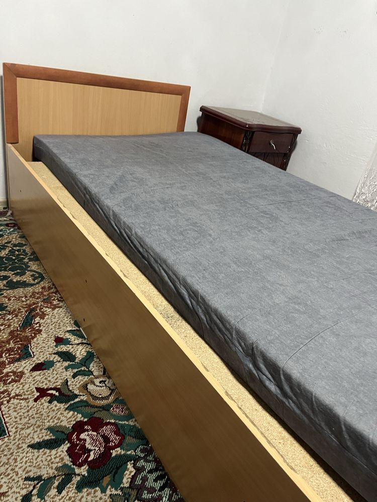 Продам кровать с матрасом