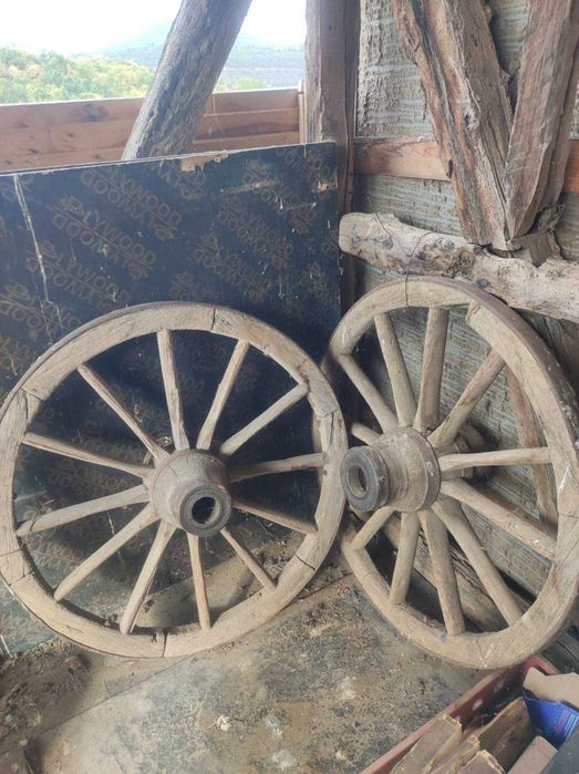 Стари колела от каруца