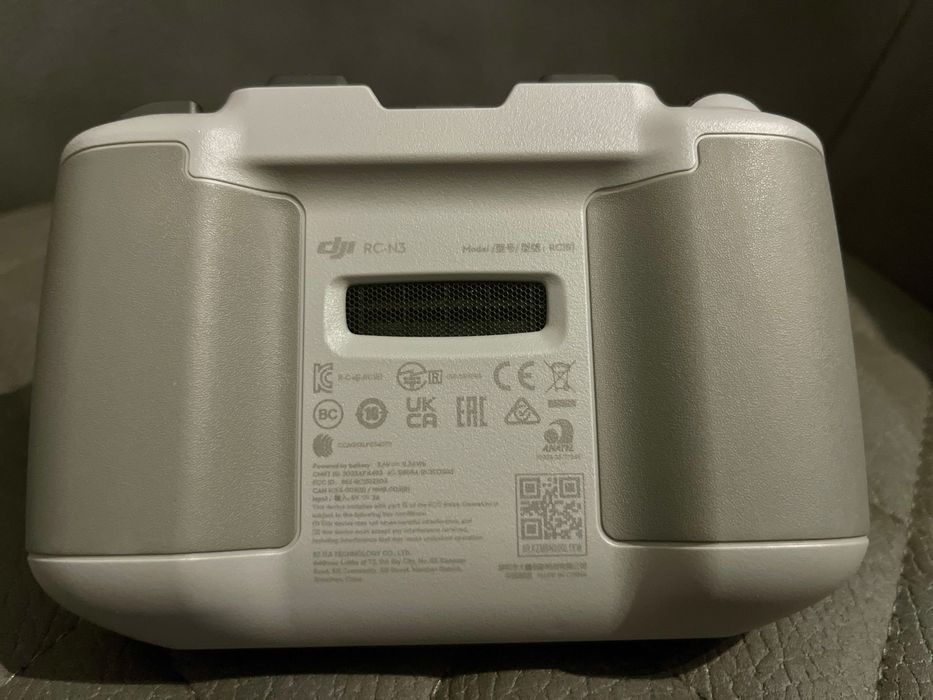 Дрон DJI NEO с чанта към него