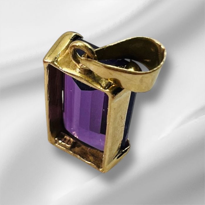 Златен медальон с аметист – 18K висулка
