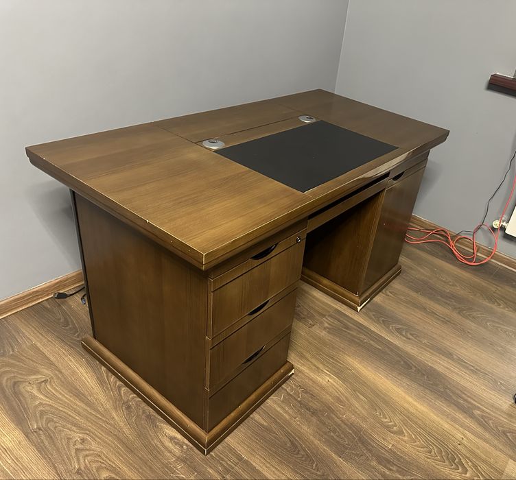 Стол руководителя из дерева