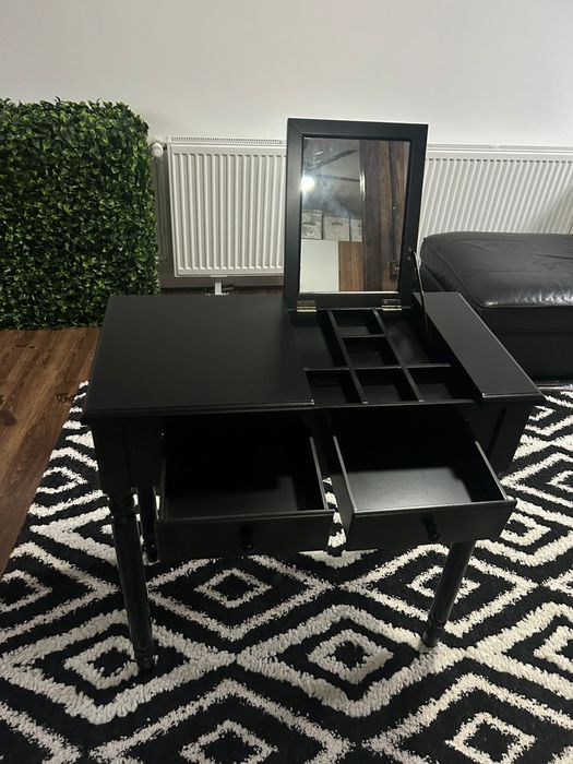 Masa machiaj cu depozitare ascunsa