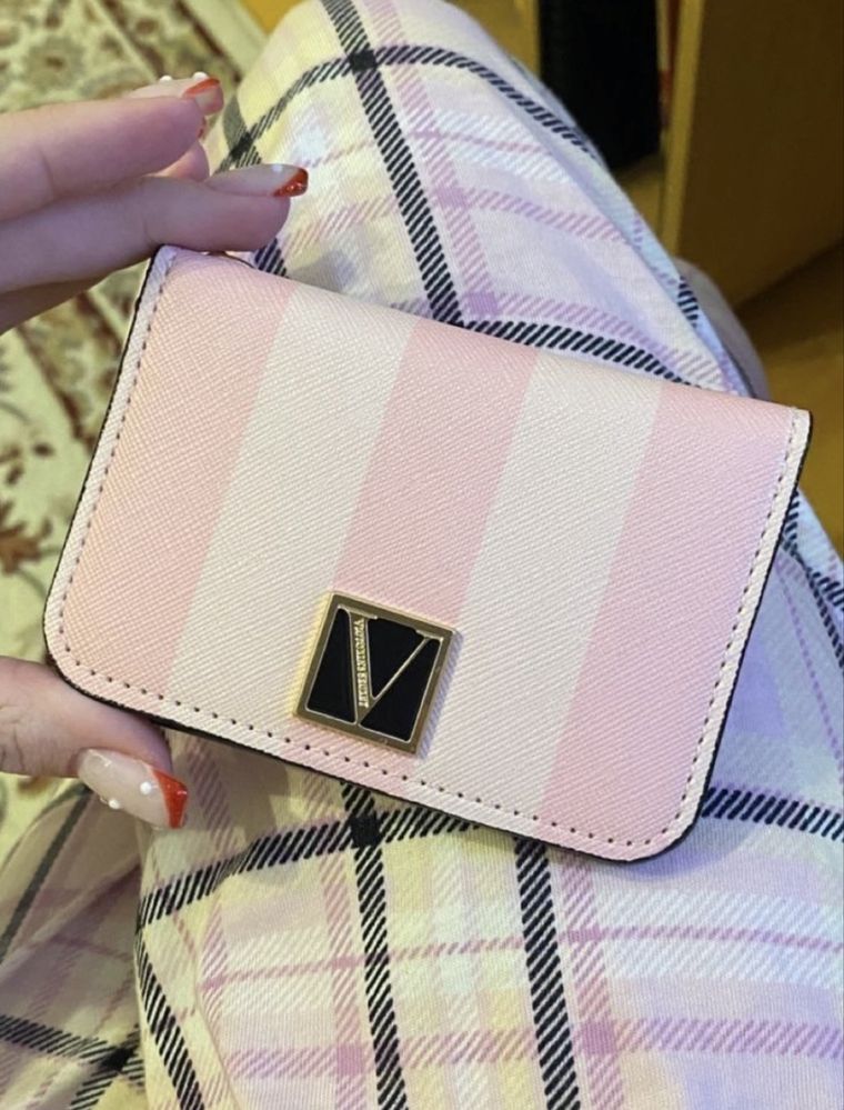 Card hold Victoria’s Secret