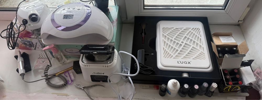 Продавец маникюрной набор