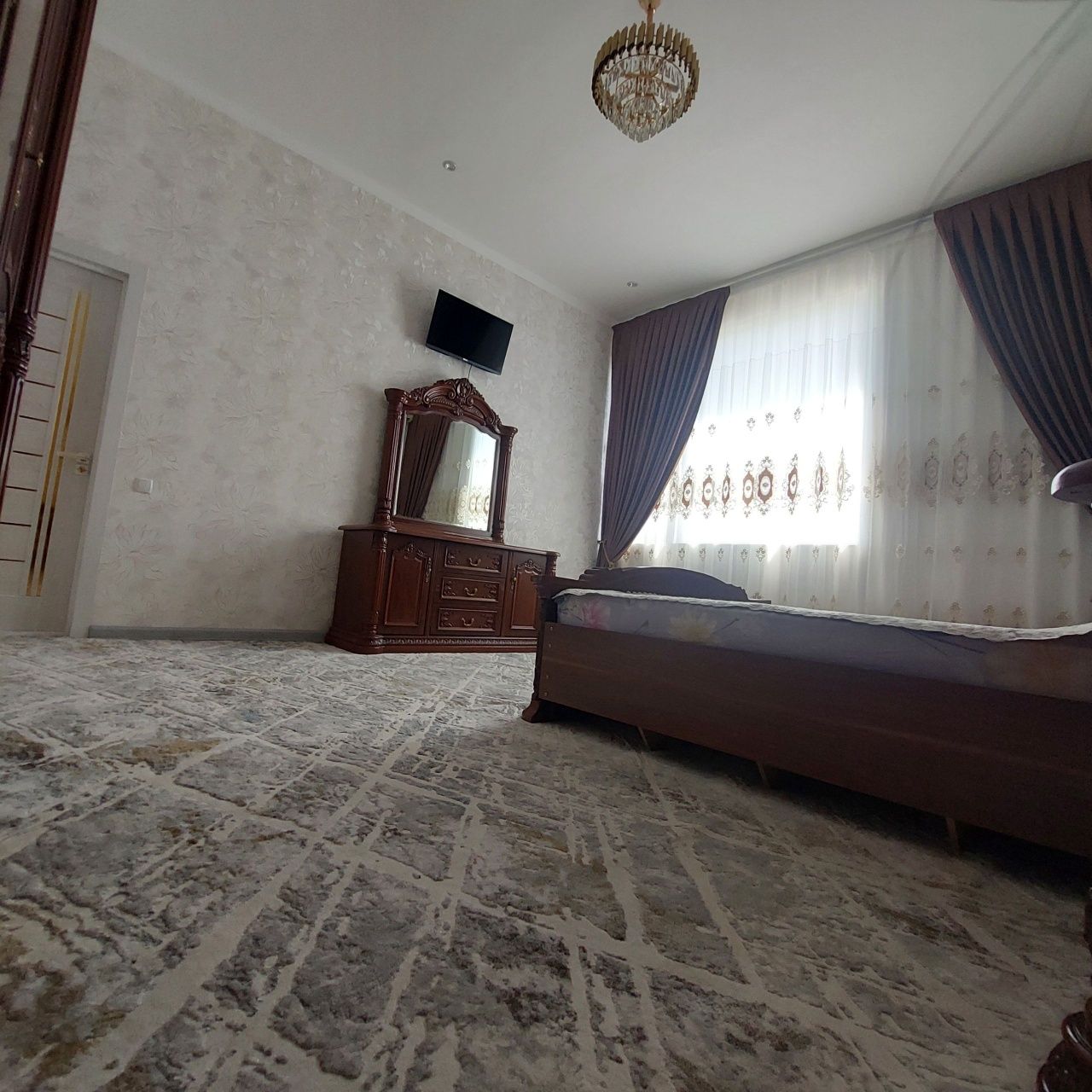 SROCHNA ijara qizlar uchun bez xozayka 3 xona
