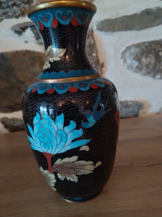 Продавам антикварна ваза бронз месинг клетъчен емайл