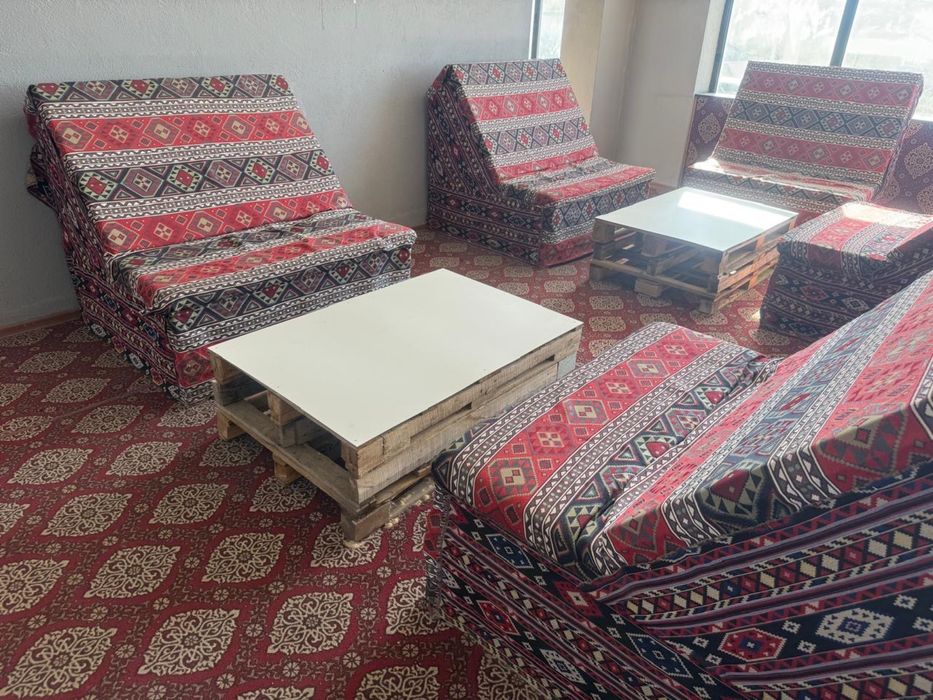 Столы, стулья и барный стойка