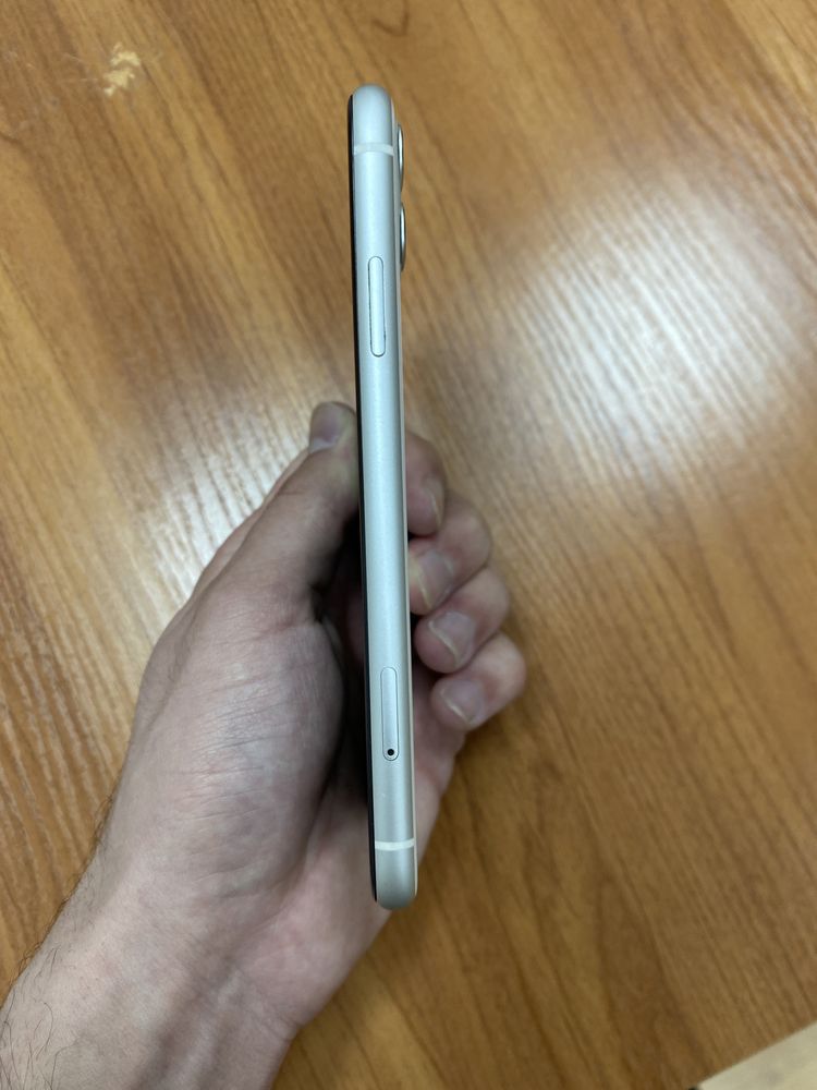 iPhone 11  White 128 GB