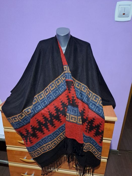 Vând Poncho de Iarna  cu Franjuri Nou