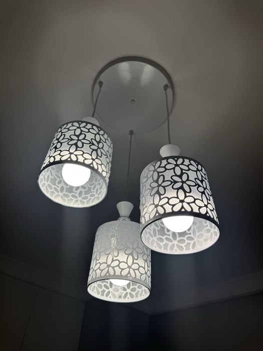 Люстра б/у белая