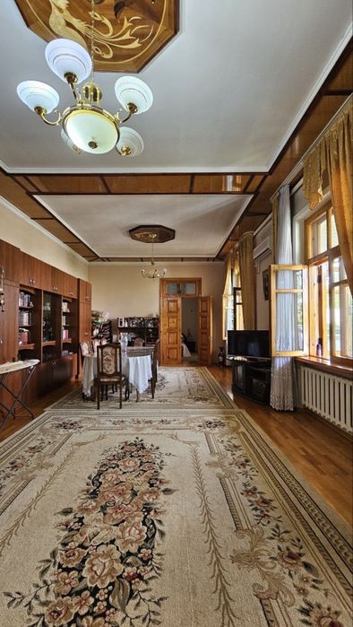 Продается дом в самом центре Мирабадского района.