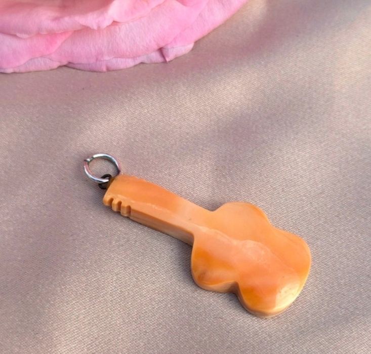 Pandantiv chitara stilizat