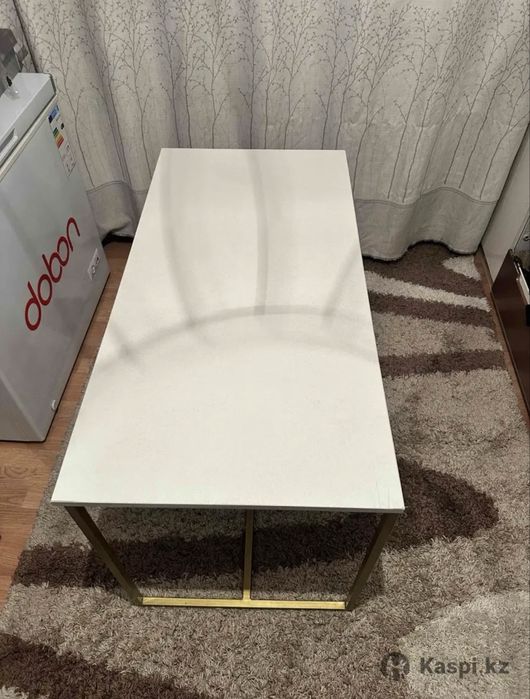 Продам стол для бутика