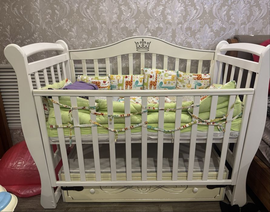 Кроватка с маятником. С выдвижной полкой. В комплекте матрас , простын