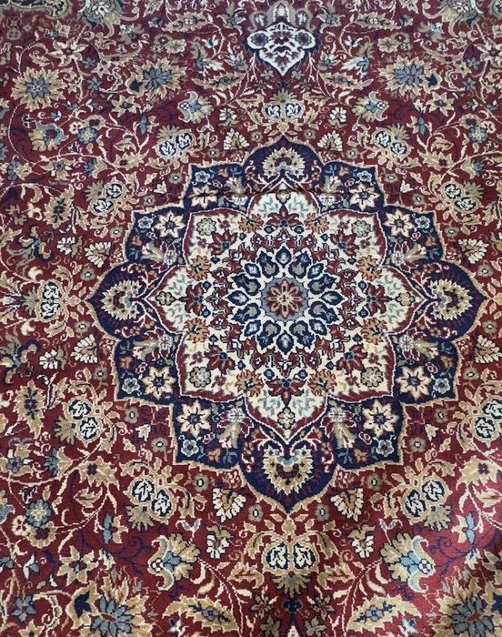 Красный ковёр в хорошем состоянии размер 3,5 на 2,5 метра.