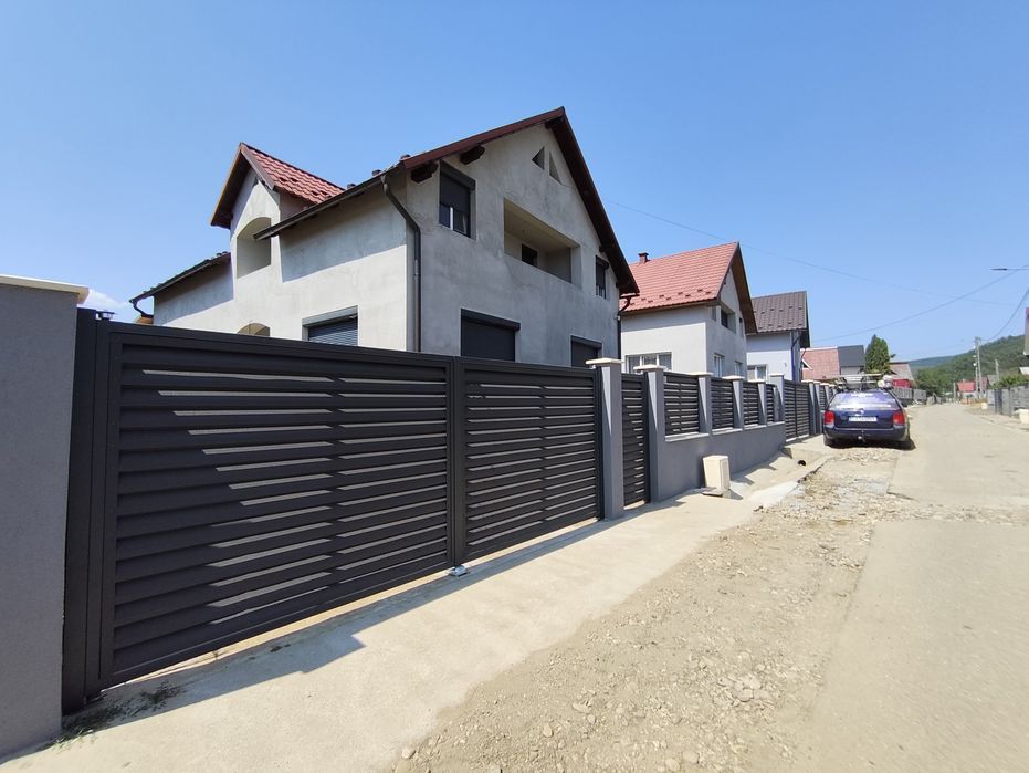 Construim la comanda dvs. garduri si porti din:
- panouri stil jaluzea