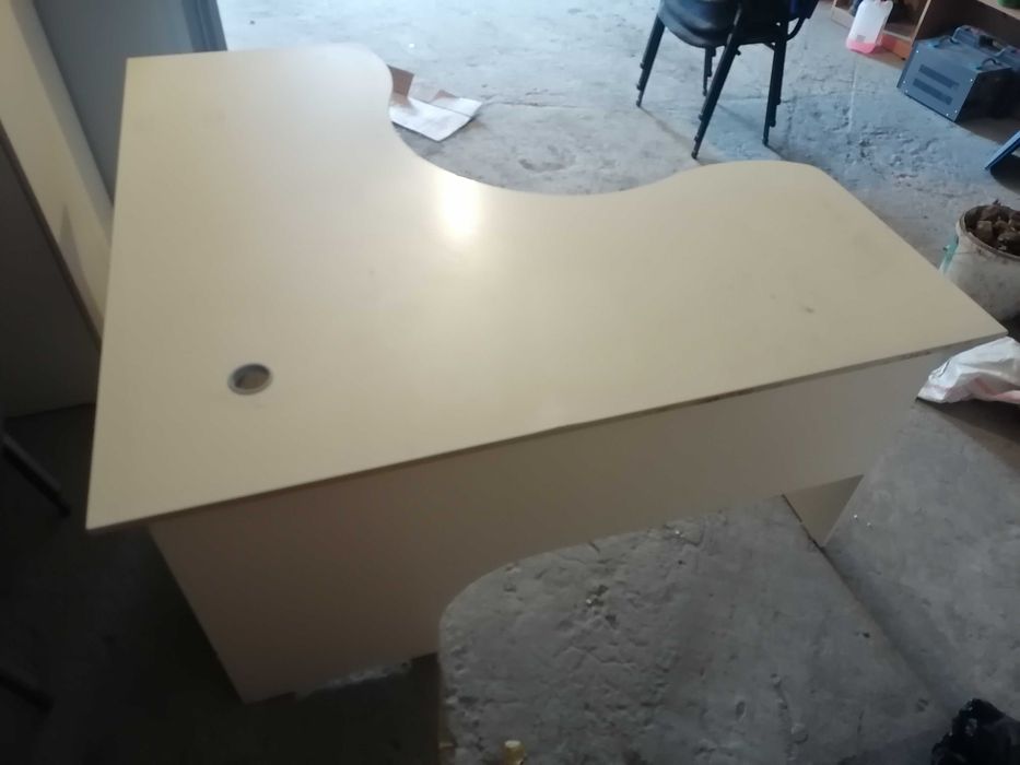 Стол угловой с тумбочкой